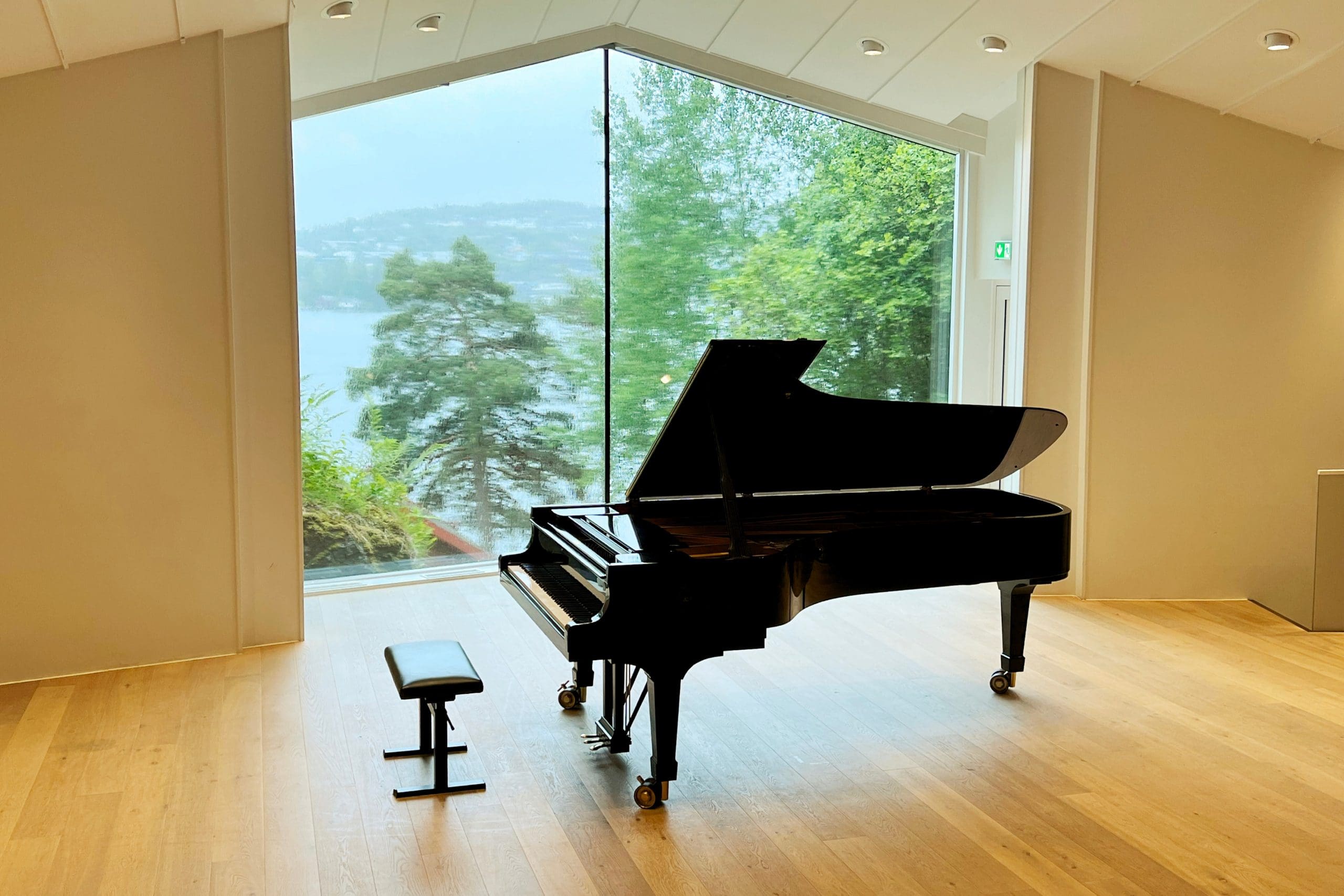 Photo of the piano in Grieg's concert hall
